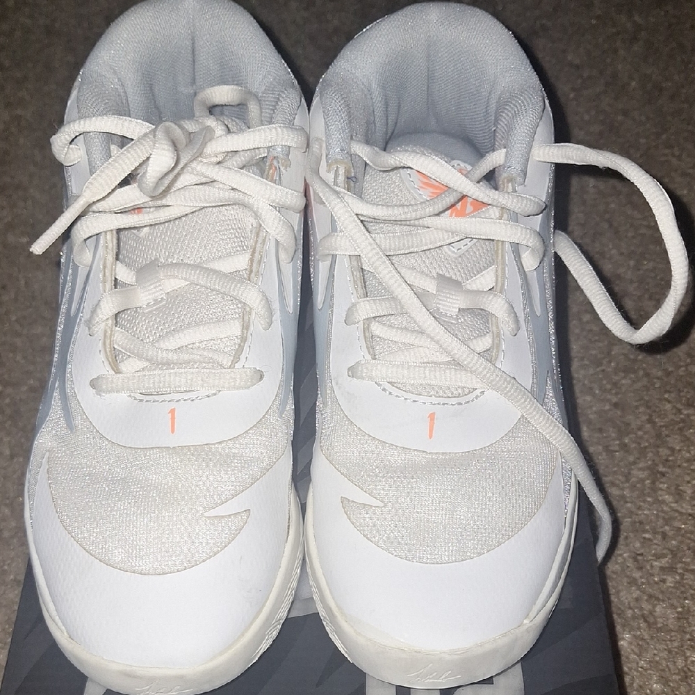 Puma White Sneakers Modern Athletic Design